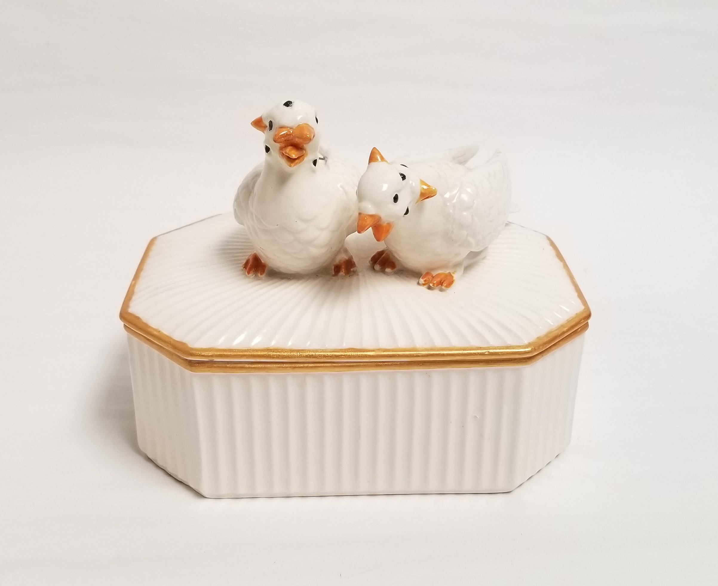 Debra Broz, Many-faced Doves, 2021 Mixed media on secondhand ceramic figurines 4” x 6” x 4" Debra Broz, Many-faced Doves, 2021 Mixed media on secondhand ceramic figurines 4” x 6” x 4"